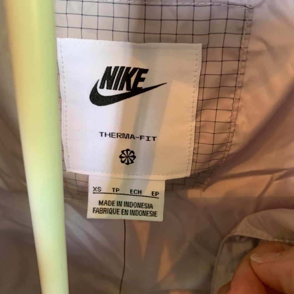 Nike Windpuffer long therma fit puffer vest. NWT. Retail 200 - Picture 6 of 7
